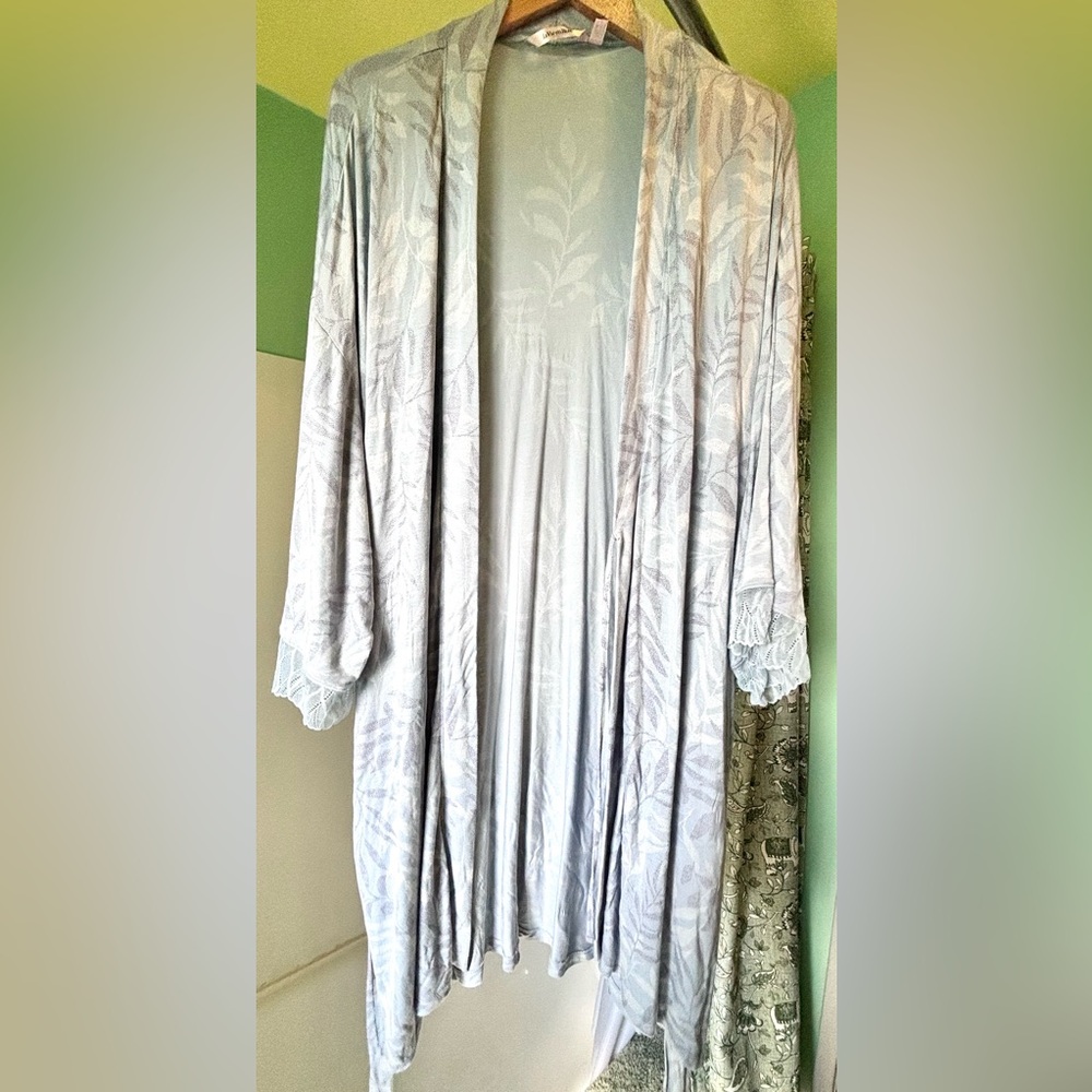 💚 3 for $30 💚 NWOT La Vie en Rose Light Blue Leaf Print Lightweight Bathrobe